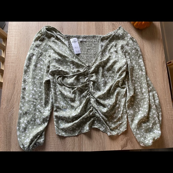 Long-Sleeve Cinched Front Top - Picture 3 of 4